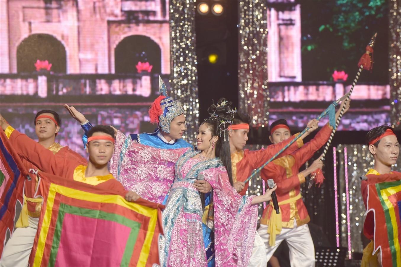 Thánh nữ Bolero Jang Mi được danh ca Phương Dung khen ngợi hết lời Thánh nữ Bolero Jang Mi được danh ca Phương Dung khen ngợi hết lời